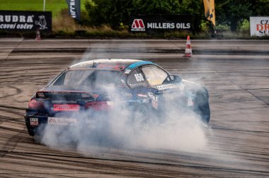 Sürüklenen araba hareket halinde