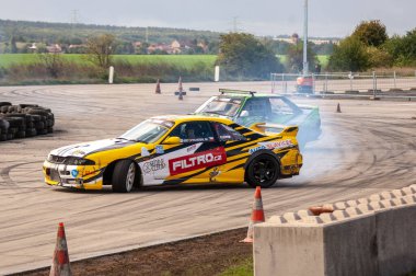 Sürüklenen araba hareket halinde