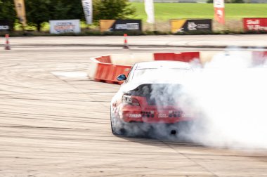 Sürüklenen araba hareket halinde