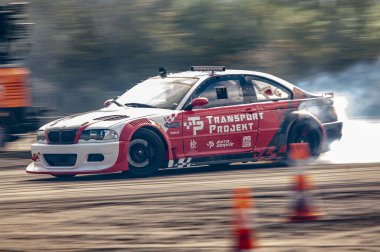 Sürüklenen araba hareket halinde