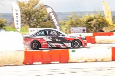 Sürüklenen araba hareket halinde