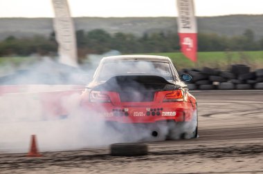 Sürüklenen araba hareket halinde