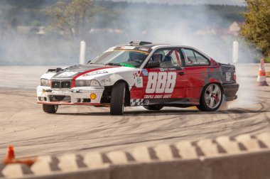 Sürüklenen araba hareket halinde