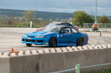 Pistte sürüklenen arabalar