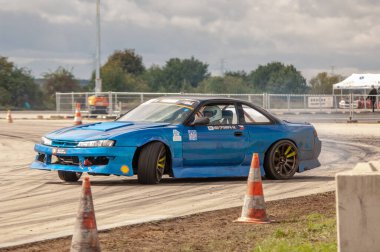 Araba yolda gidiyor.