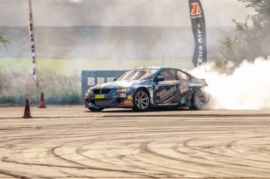 Pist dumanlı drift araba yarışı