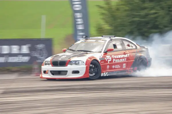 Sürüklenen araba hareket halinde