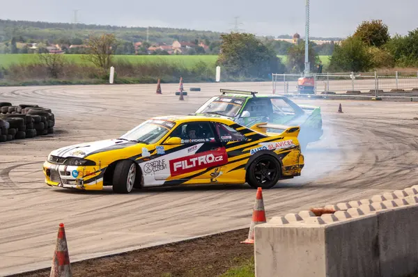 Sürüklenen araba hareket halinde