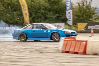 Araba yolda yarışıyor.