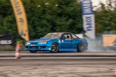 arabanın görüntüsü.