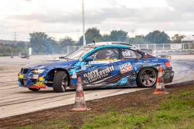 Sürüklenen araba pist ile sürüklenir.