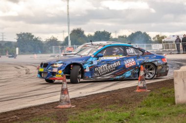 Sürüklenen arabalarda sürükleniyor