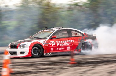 Sürüklenen araba hareket halinde