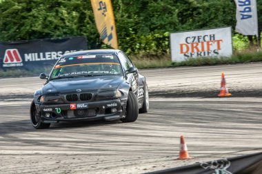 Araba yarışı yolda.