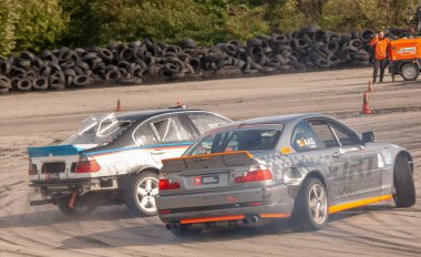 Sürüklenen araba hareket halinde