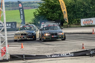 Sürüklenen araba hareket halinde