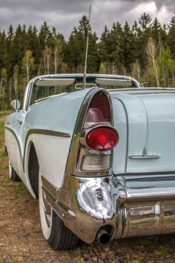 Parktaki klasik araba.