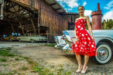 retro arabadaki kızla