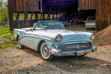 Şehirde eski model bir araba.