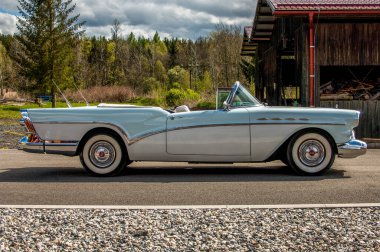 Klasik mavi araba yolda, yaklaş.