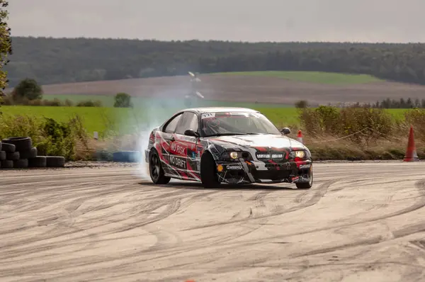 Sürüklenen araba hareket halinde