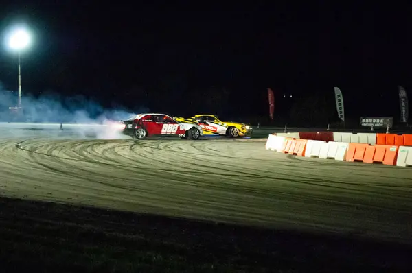 Akşamları piste sürülen araba