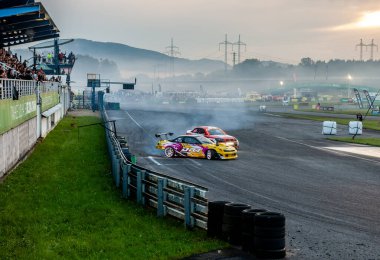 dumanlı araba yarışı