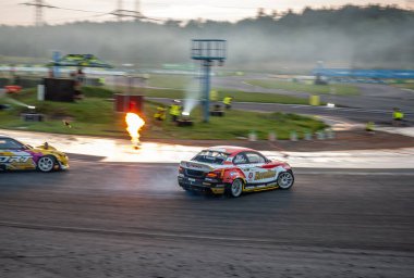 dumanlı araba yarışı