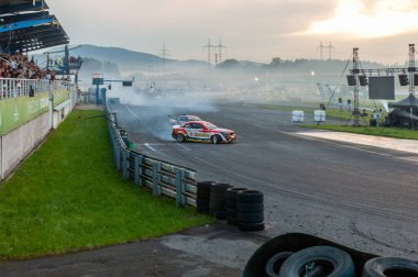 dumanlı araba yarışı