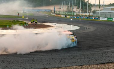 dumanlı araba yarışı