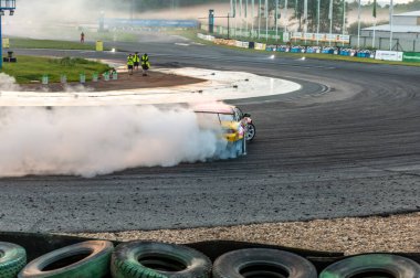 dumanlı araba yarışı