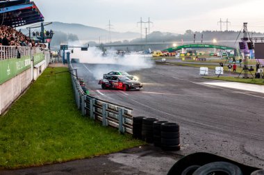 Pistte dumanlı araba yarışı