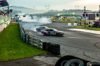 dumanlı araba yarışı