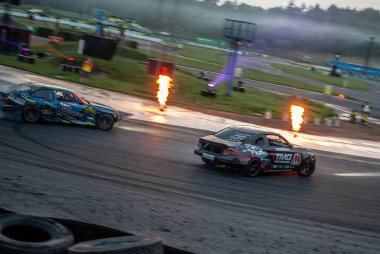 dumanlı araba yarışı