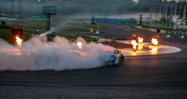 dumanlı araba yarışı