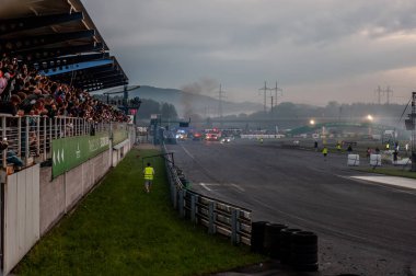 dumanlı araba yarışı