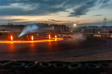 dumanlı araba yarışı