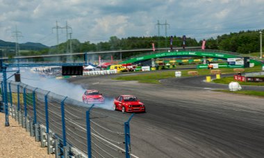 dumanlı araba yarışı