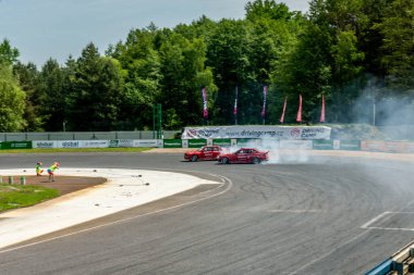 dumanlı araba yarışı