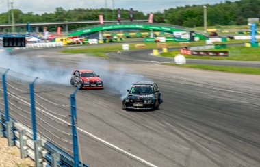 Pistte dumanlı araba yarışı