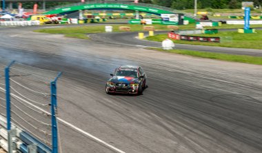 Pistte dumanlı araba yarışı