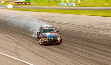 Pistte dumanlı araba yarışı