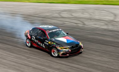 Pistte dumanlı araba yarışı