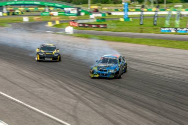 Pistte dumanlı araba yarışı