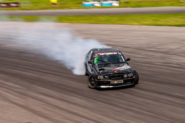 Pistte dumanlı araba yarışı