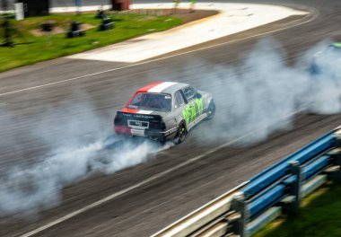 Pistte dumanlı araba yarışı