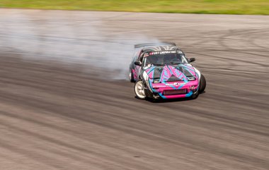 Pistte dumanlı araba yarışı