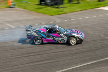 Pistte dumanlı araba yarışı