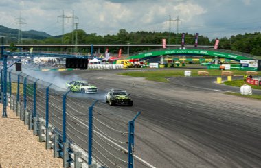 Pistte dumanlı araba yarışı