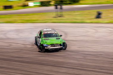 Pistte dumanlı araba yarışı